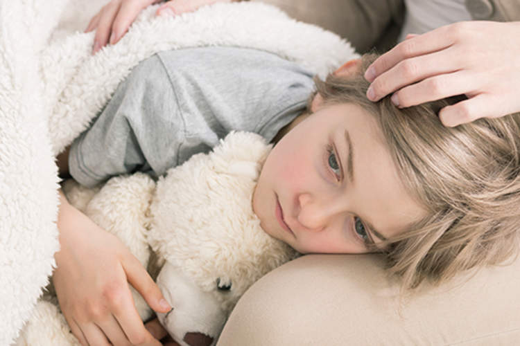 可怜的孩子躺在妈妈的膝上。