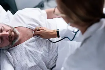 医生检查病人的生命体征