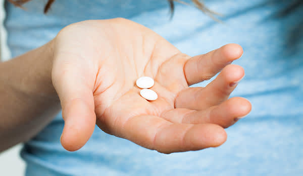 特写手拿着药丸。