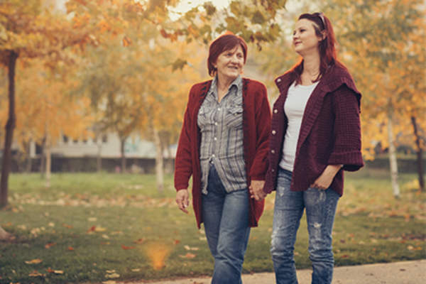 在公园里散步和聊天的女人。