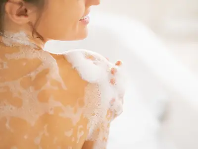 女人用沐浴露。