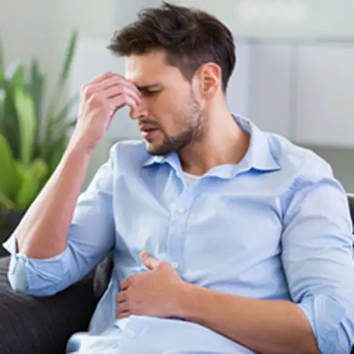 男人头痛和胃痛。