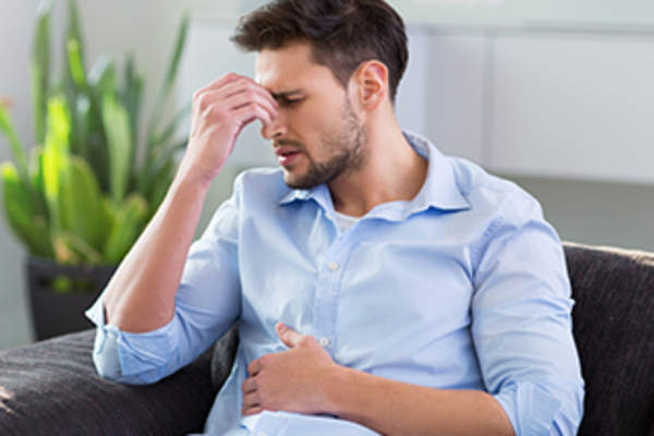 头痛和胃痛的人。