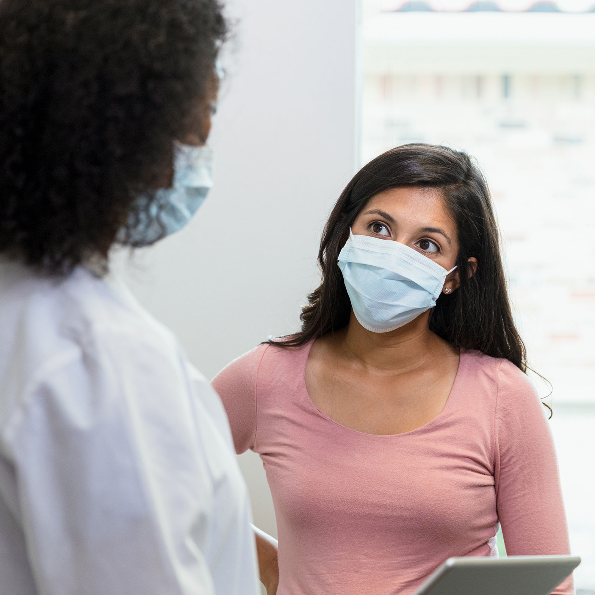 一个女人和她的医生说话