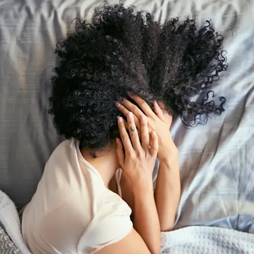 床上的妇女覆盖面孔和头