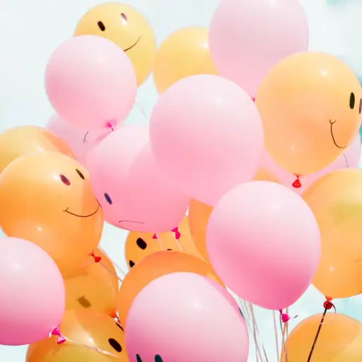 快乐和悲伤的脸气球