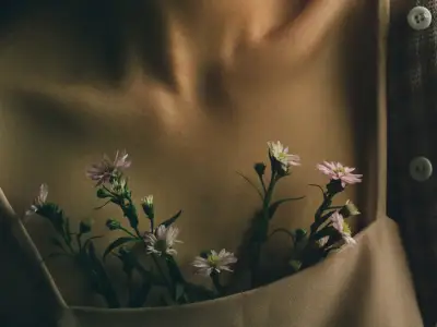 特写女人的胸部与花在衬衫