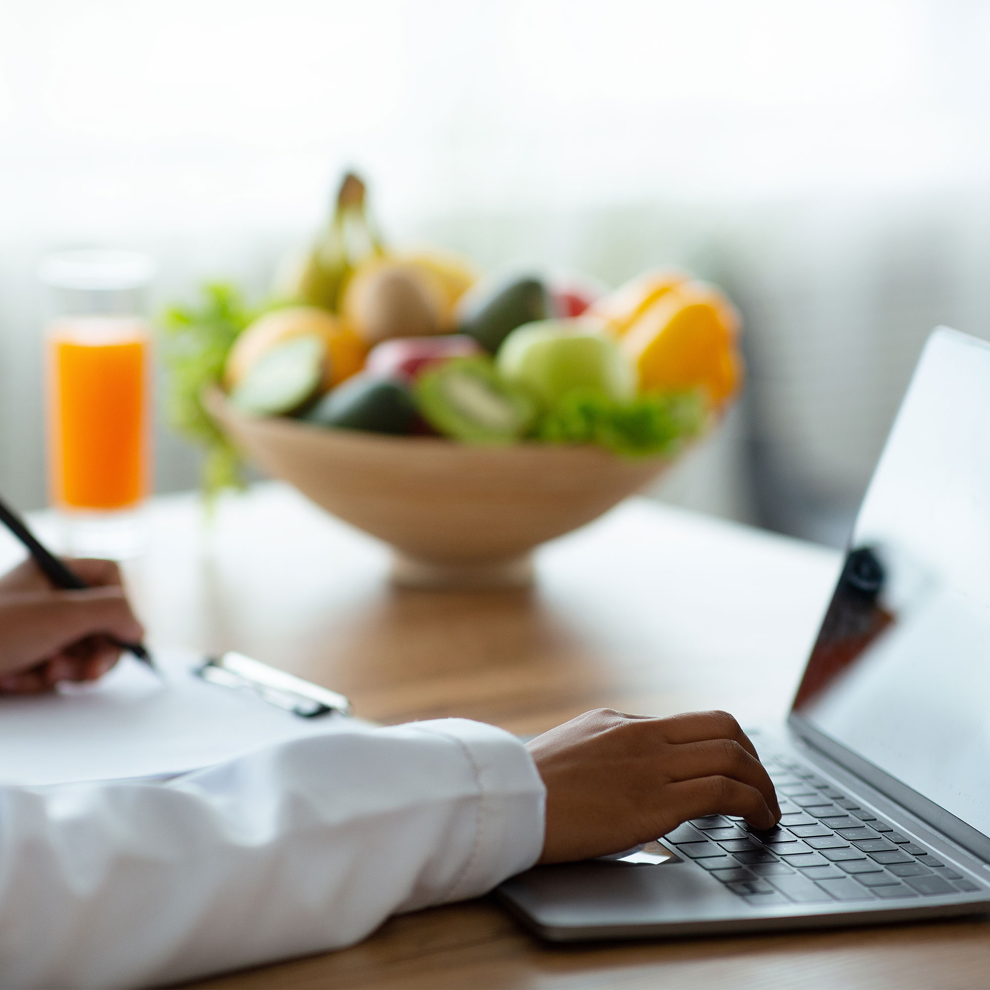 营养师在办公桌前的一个视图