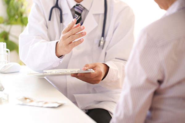 医生和病人谈话。