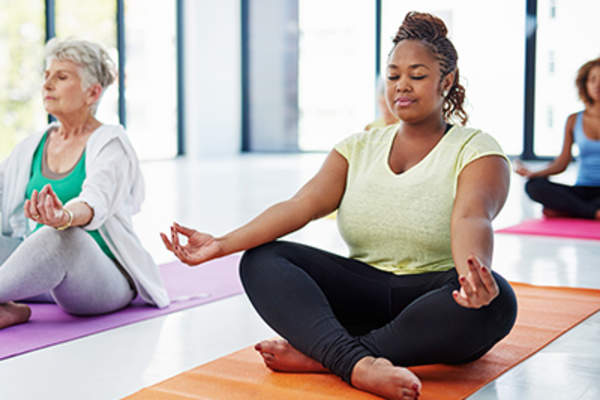 成年妇女在瑜伽课。