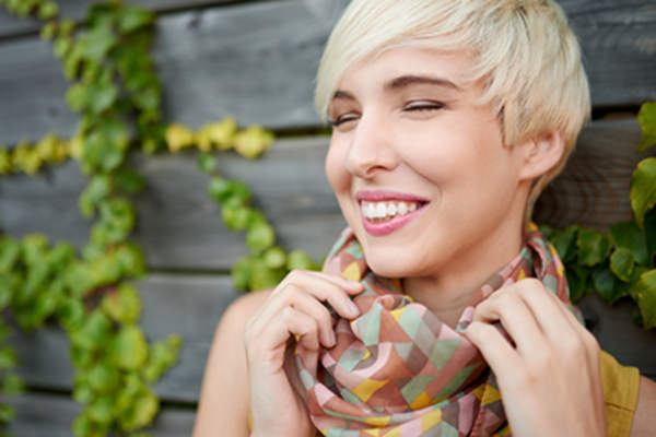 女人戴着丝巾,微笑着。