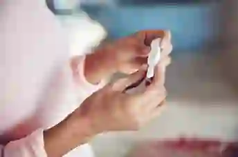 一个女人拥有一个验孕棒