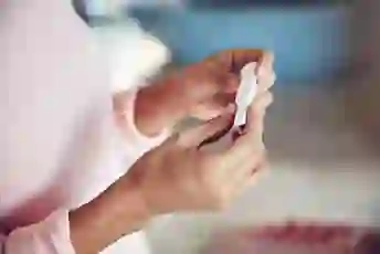 一名妇女拿着验孕棒