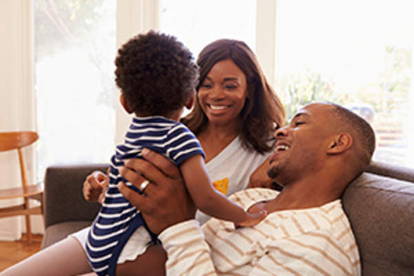 年轻一族笑在沙发上。