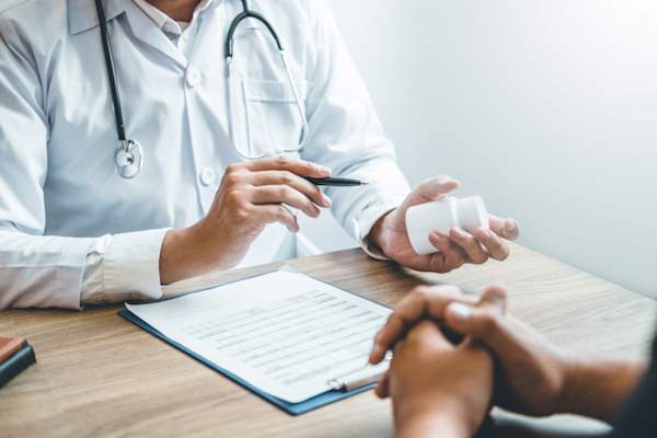 医生给药片病人