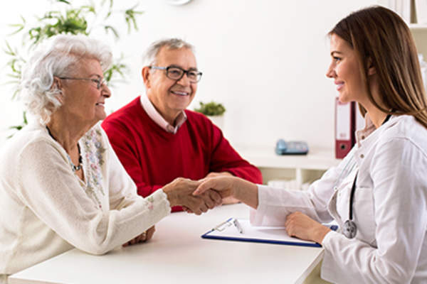 老夫妻和快乐医生谈话。