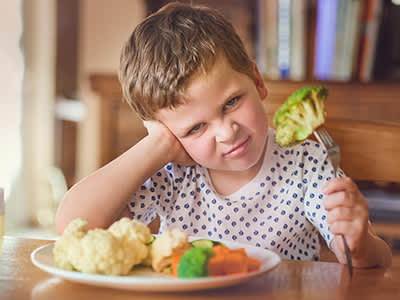 孩子挑食不会吃西兰花。