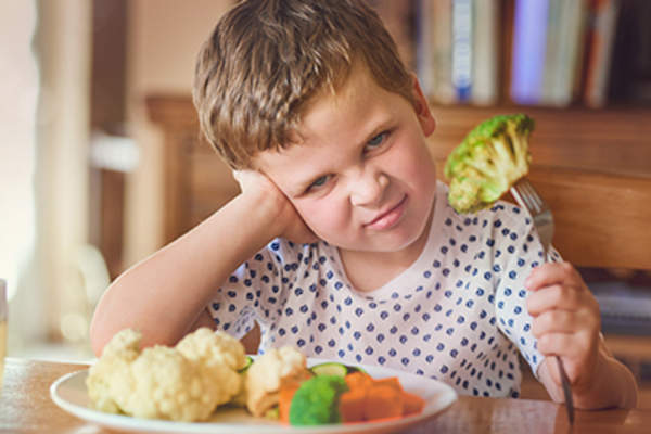 孩子挑食不会吃西兰花。