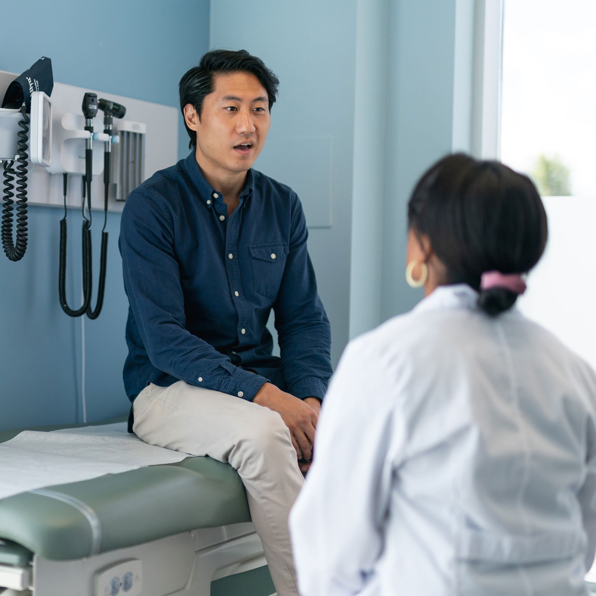 一个男人和他的医生说话