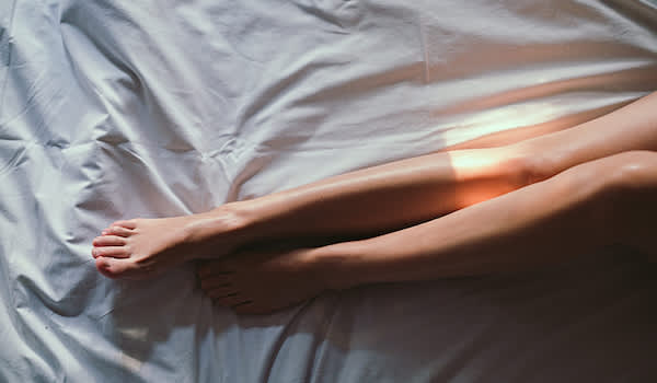 女人对床腿。
