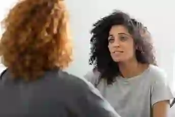 两个女人有认真的交谈