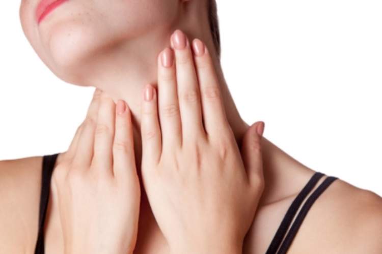 年轻女子的感觉在她的脖子上有个肿块。