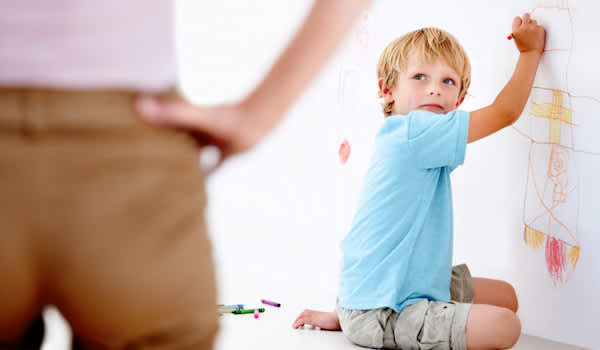 母亲抓住在墙壁上的儿子画。