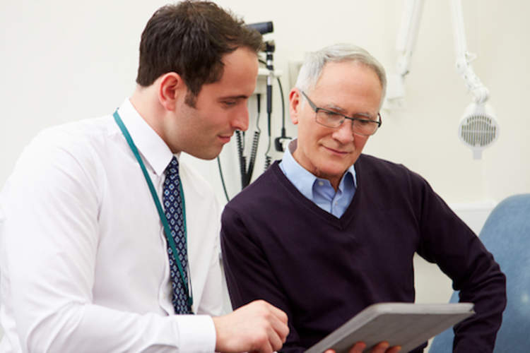 人在讨论勃起功能障碍的治疗与医生