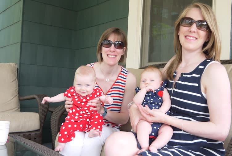 安妮和小西尔维亚(左)探望安妮的妹妹贝萨尼和侄女。几年后,在安妮接受癌症治疗期间,西尔维亚短暂地和贝萨尼住在一起。