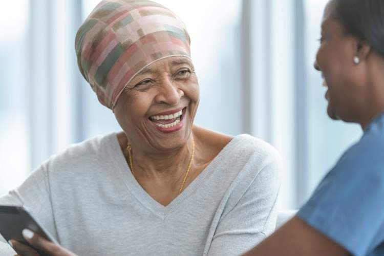 癌症高龄妇女与医生微笑