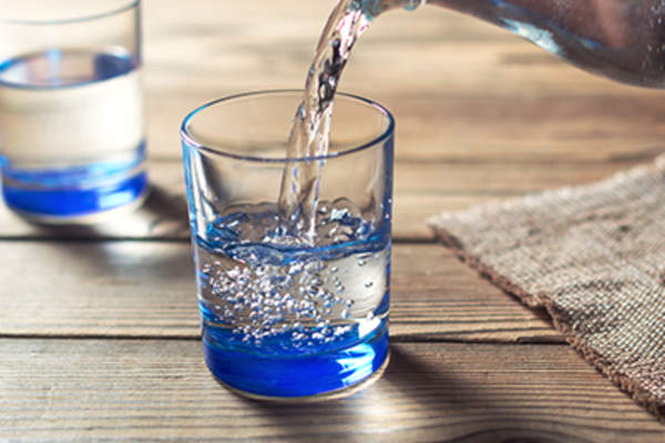 将水倒入一杯。