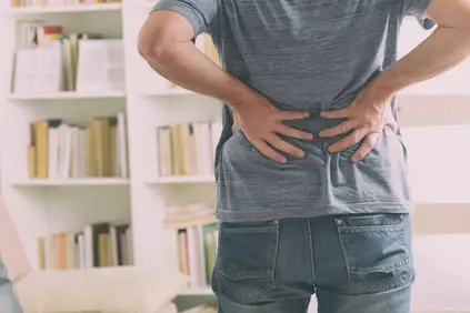 腰部疼痛的男人，双手持有腰部。