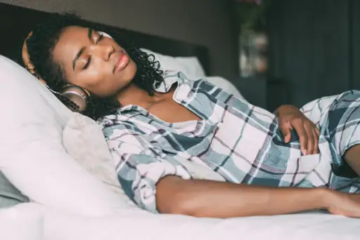 女人在床上听音乐