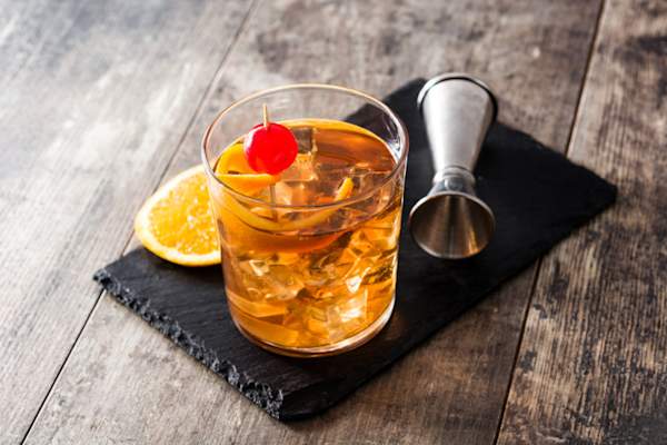 老式鸡尾酒,橙色和樱桃