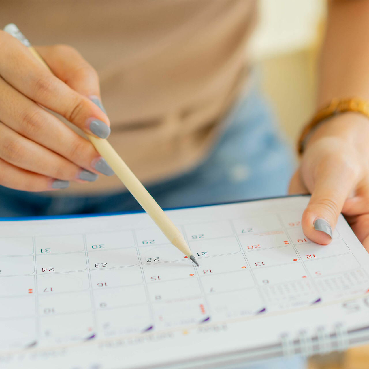 一个女人在日历上写作的特写镜头