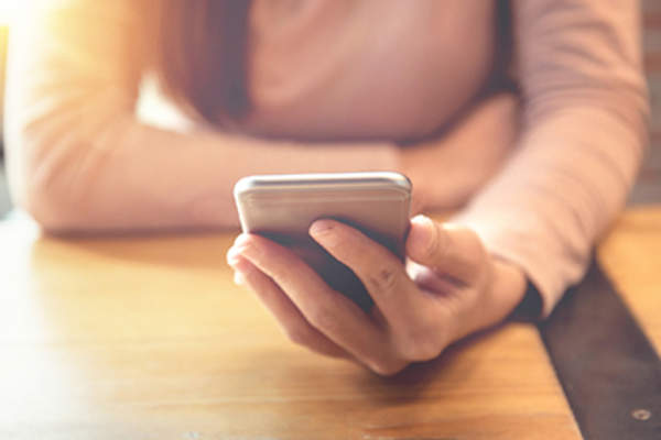 女人使用智能手机。