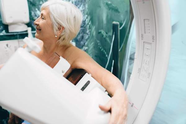 有乳腺X线扫描高级女子