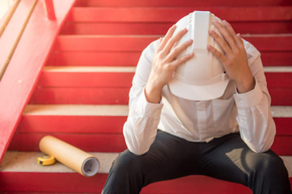 工地上的工头压力很大。