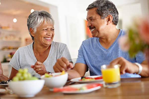 老夫妇吃健康早餐