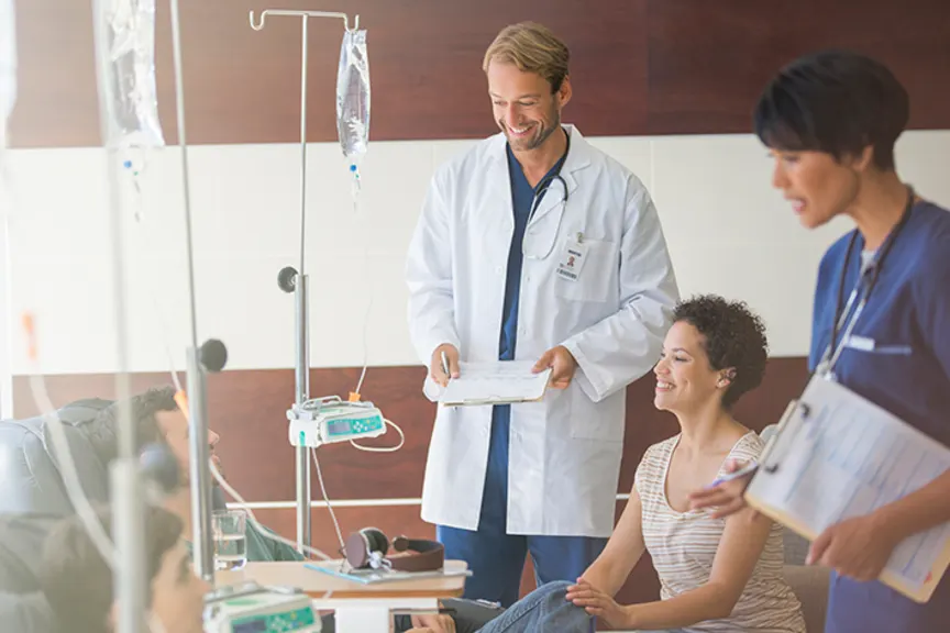 患者接受输注。