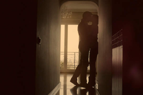 夫妇是在大厅风情。