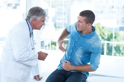 一名男子和医生谈论肠道疼痛。