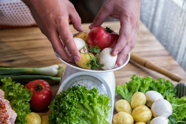 对食品秤称重的食物。