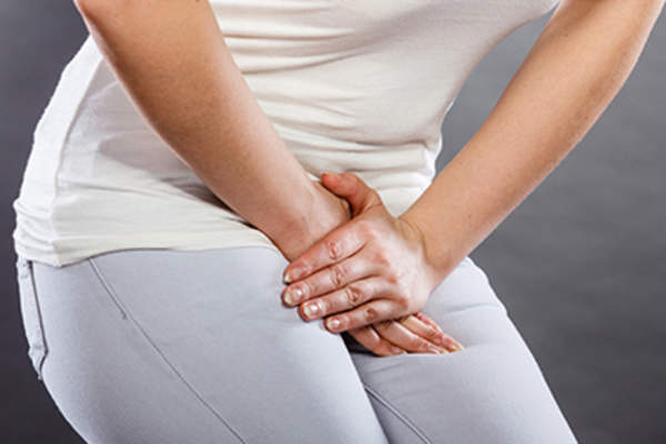 女人要上厕所。