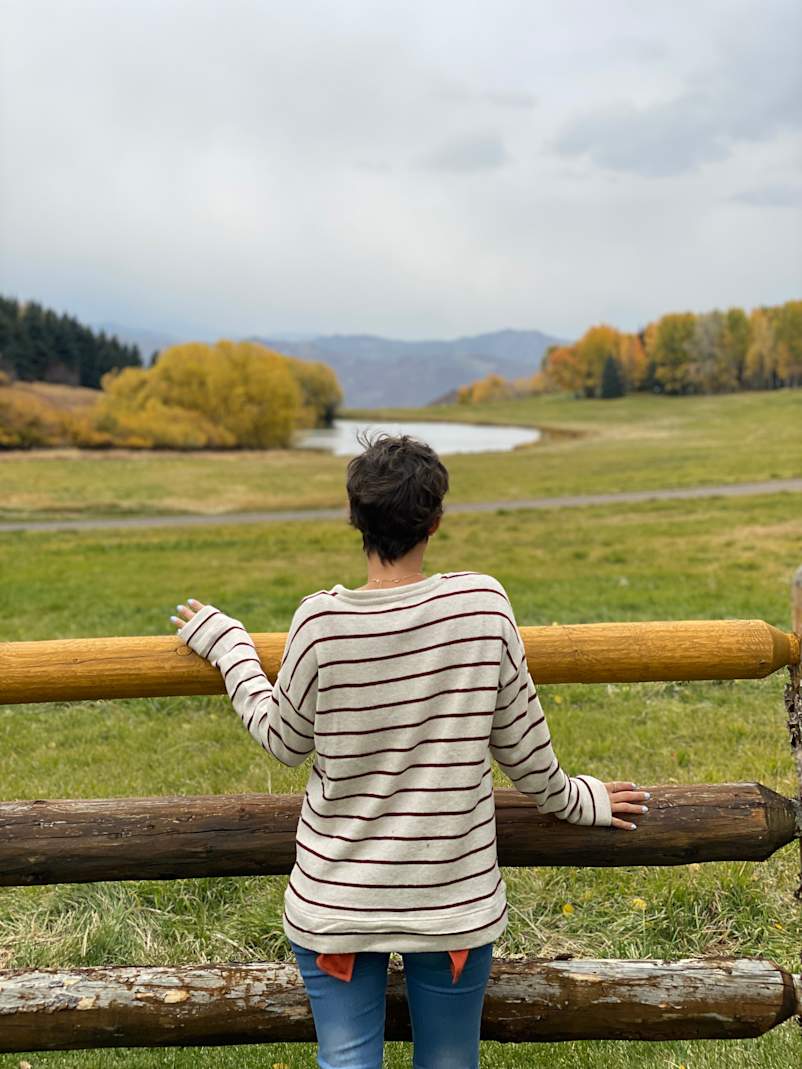 萨布丽娜斯凯尔斯望着湖