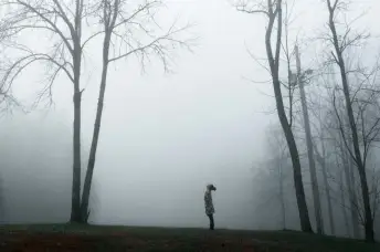林中迷雾中的女人