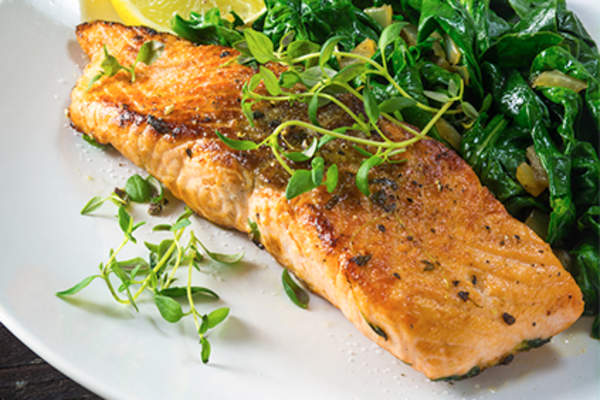 在板材的煮熟的三文鱼。