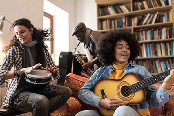 朋友们在乐队里一起演奏乐器。