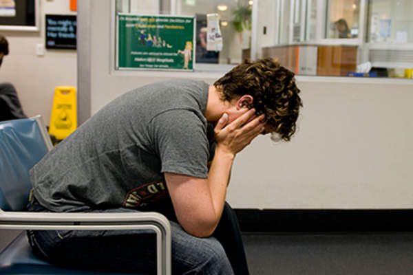 头痛男子在急诊室等候室。