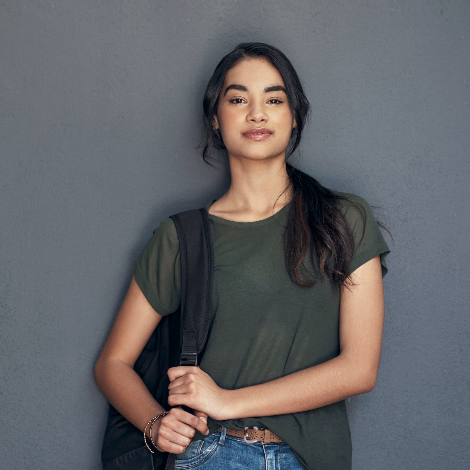 自信的年轻女子